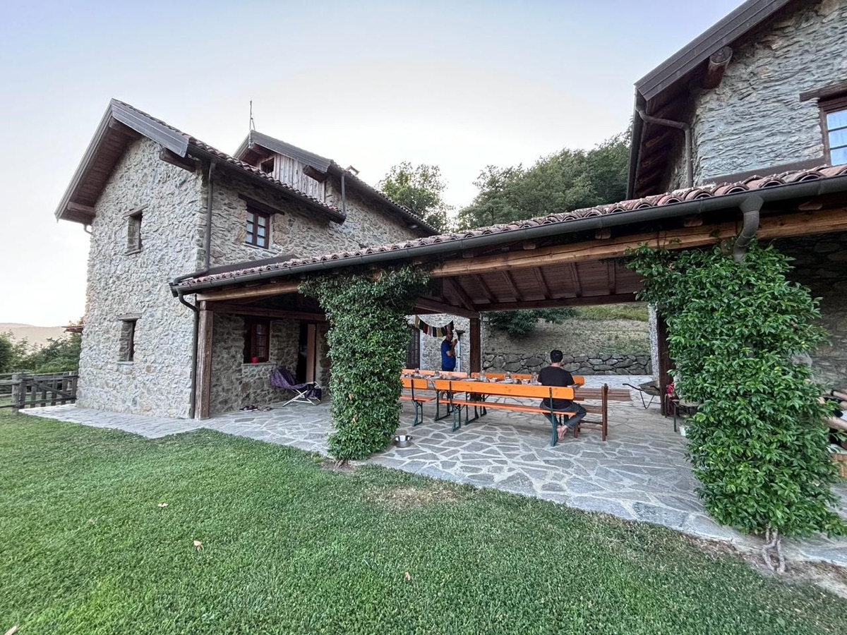 Casa Ronchi, una casa di pietra immersa nel bosco tra Piemonte e Liguria