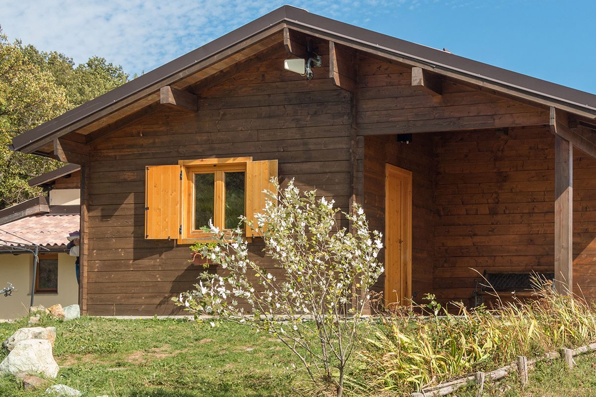 Una delle case di legno di Pian della Castagna, al sole